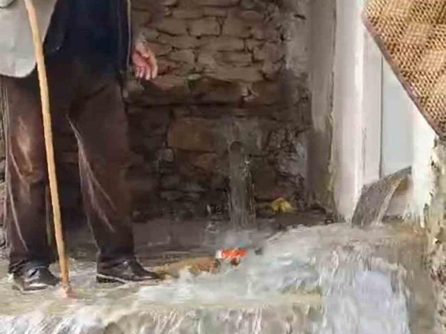 Bah&ccedil;esaray&rsquo;da dağlarda kar, mahallede sel