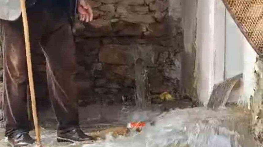 Bah&ccedil;esaray&rsquo;da dağlarda kar, mahallede sel