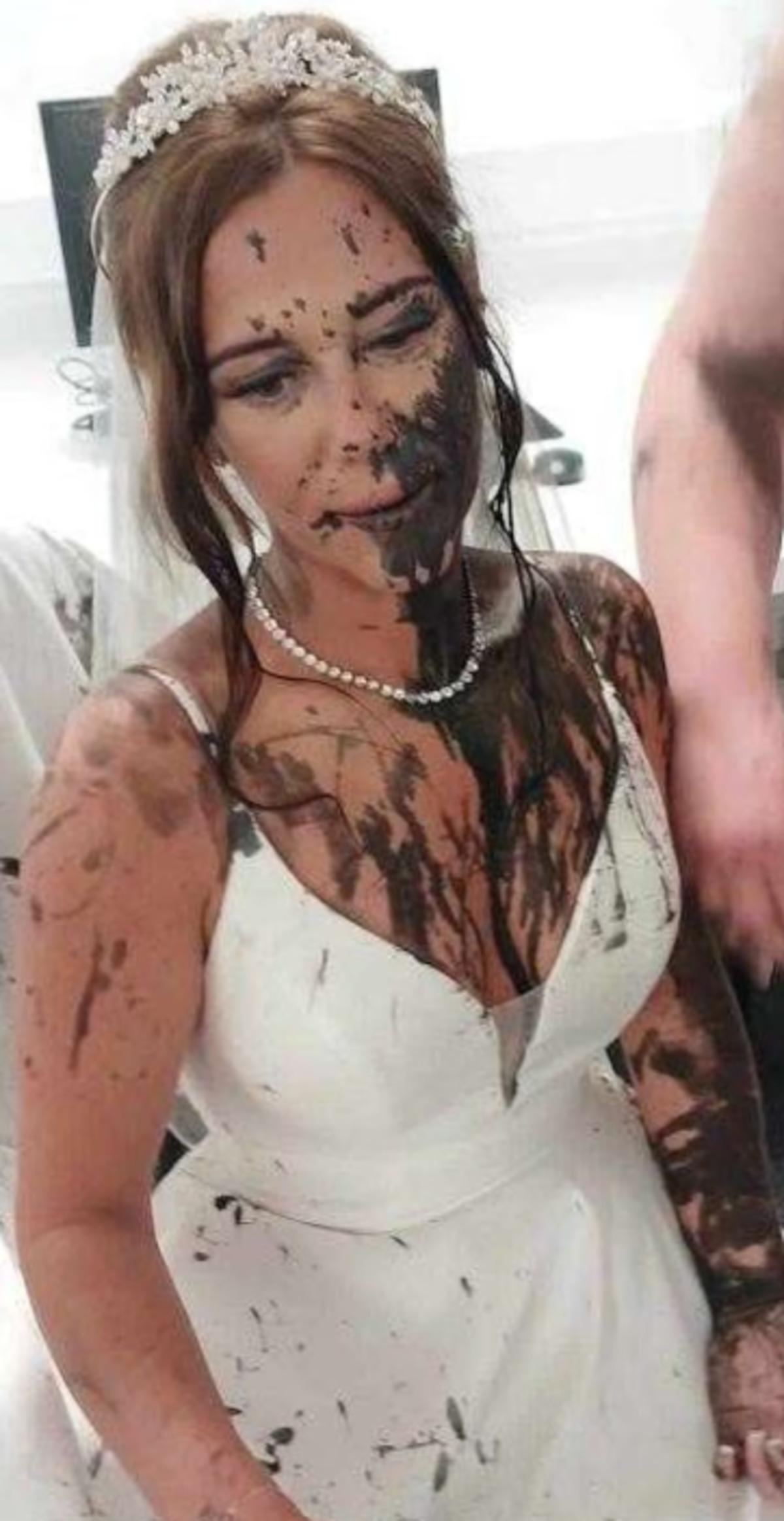 En g&uuml;zel g&uuml;n&uuml;n&uuml; kabusa &ccedil;evirdi! Gelinin başından aşağı d&ouml;kt&uuml; 3