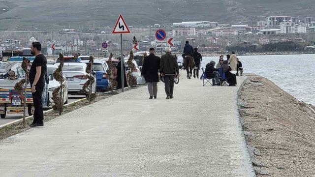 Van&rsquo;da sıcak havayı fırsat bilen vatandaşlar sahile akın etti 15