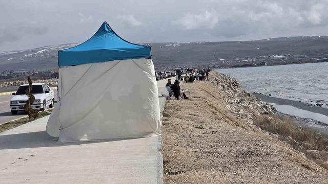 Van&rsquo;da sıcak havayı fırsat bilen vatandaşlar sahile akın etti 14