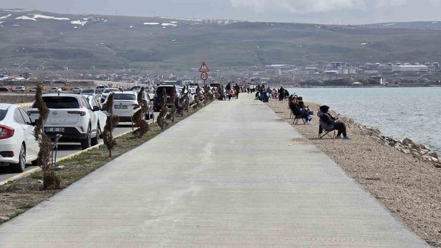 Van&rsquo;da sıcak havayı fırsat bilen vatandaşlar sahile akın etti 13