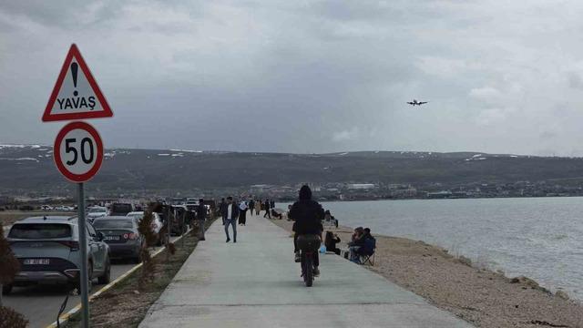 Van&rsquo;da sıcak havayı fırsat bilen vatandaşlar sahile akın etti 11