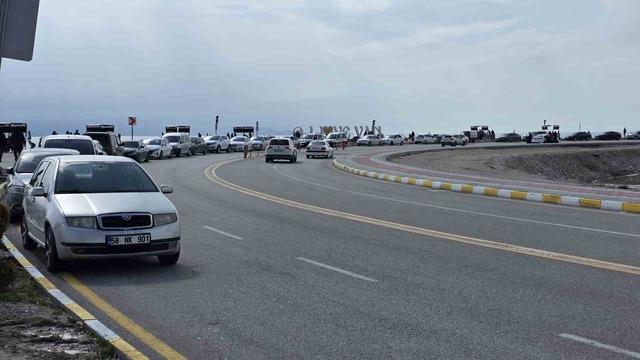 Van&rsquo;da sıcak havayı fırsat bilen vatandaşlar sahile akın etti 10