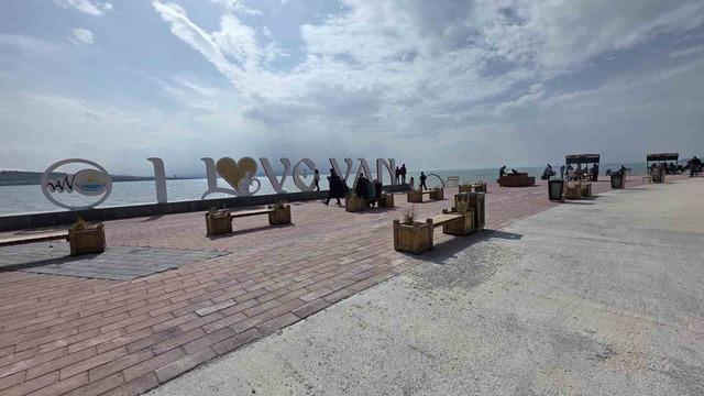 Van&rsquo;da sıcak havayı fırsat bilen vatandaşlar sahile akın etti 9