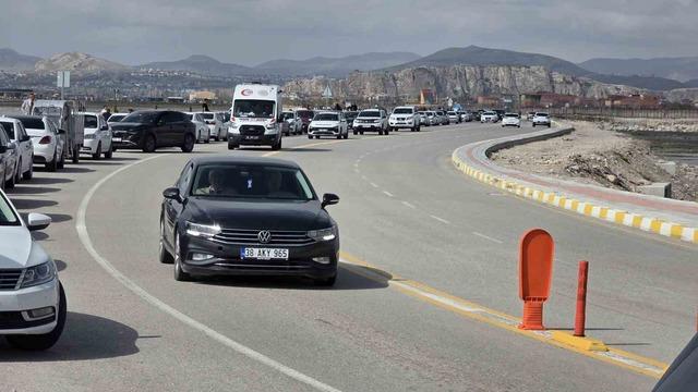 Van&rsquo;da sıcak havayı fırsat bilen vatandaşlar sahile akın etti 8