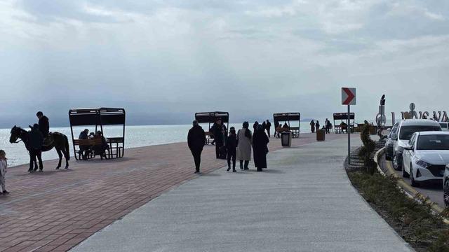 Van&rsquo;da sıcak havayı fırsat bilen vatandaşlar sahile akın etti 7
