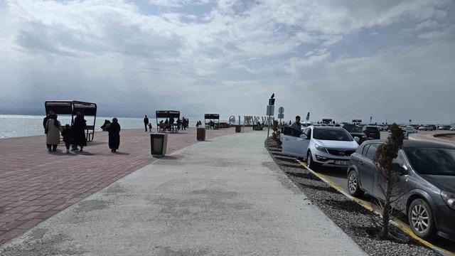 Van&rsquo;da sıcak havayı fırsat bilen vatandaşlar sahile akın etti 6