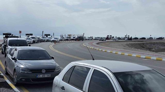 Van&rsquo;da sıcak havayı fırsat bilen vatandaşlar sahile akın etti 5