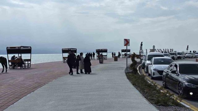 Van&rsquo;da sıcak havayı fırsat bilen vatandaşlar sahile akın etti 4
