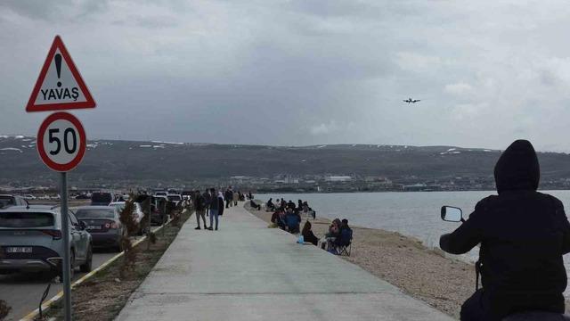 Van&rsquo;da sıcak havayı fırsat bilen vatandaşlar sahile akın etti 3