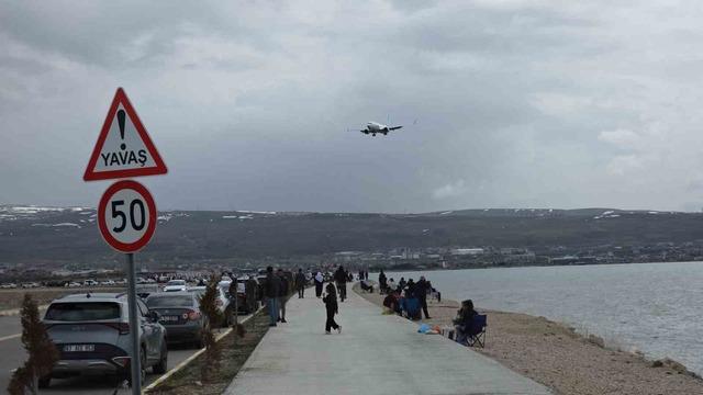 Van&rsquo;da sıcak havayı fırsat bilen vatandaşlar sahile akın etti 2