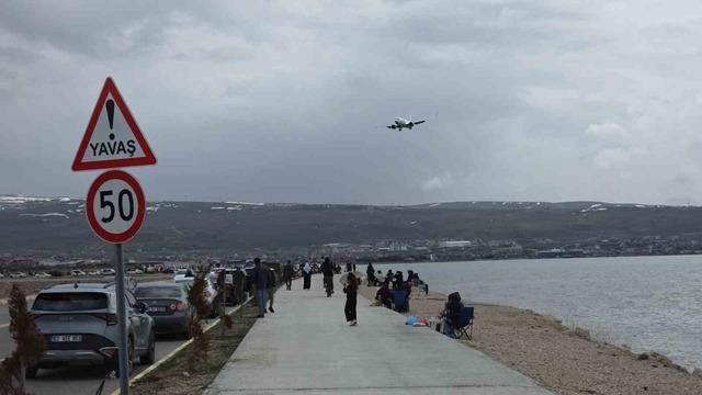 Van&rsquo;da sıcak havayı fırsat bilen vatandaşlar sahile akın etti 1