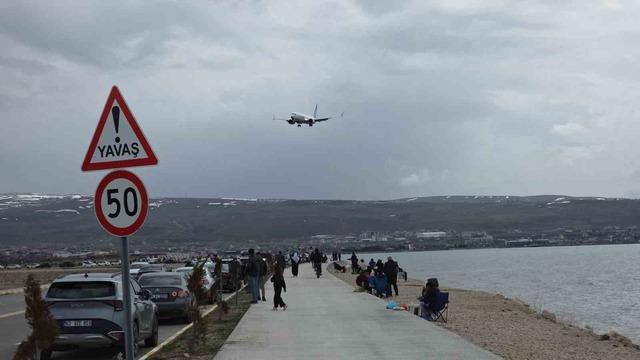 Van’da sıcak havayı fırsat bilen vatandaşlar sahile akın etti
