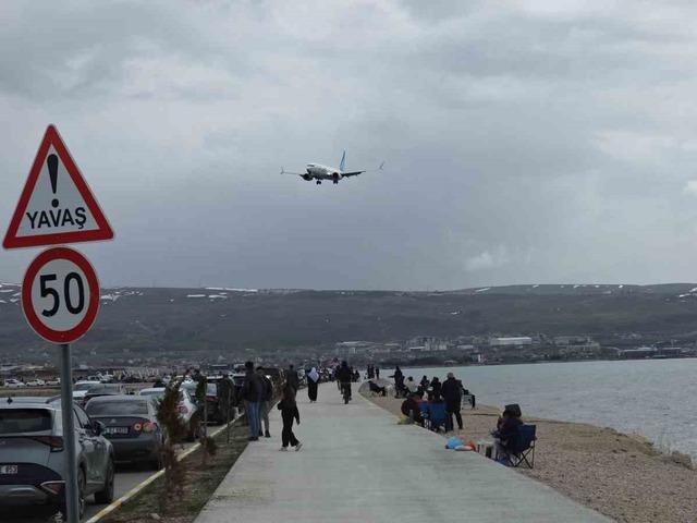 Van&rsquo;da sıcak havayı fırsat bilen vatandaşlar sahile akın etti
