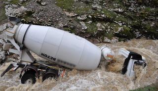 Bitlis'te beton mikseri dereye d&uuml;şt&uuml;, s&uuml;r&uuml;c&uuml;s&uuml; ise kayıp