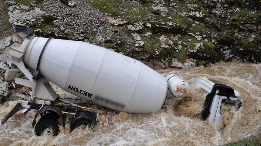 Bitlis'te beton mikseri dereye d&uuml;şt&uuml;, s&uuml;r&uuml;c&uuml;s&uuml; ise kayıp
