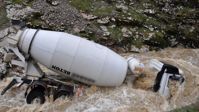 Bitlis'te beton mikseri dereye düştü, sürücüsü ise kayıp