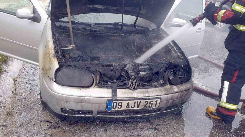 Seyir halindeki otomobil alev aldı