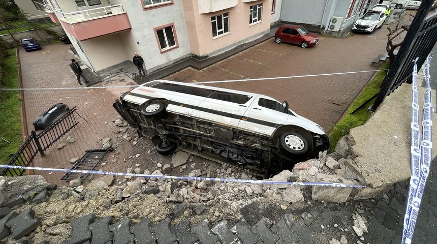 Kayseri'de iş&ccedil;i servisi apartman bah&ccedil;esine d&uuml;şt&uuml;: 1 yaralı
