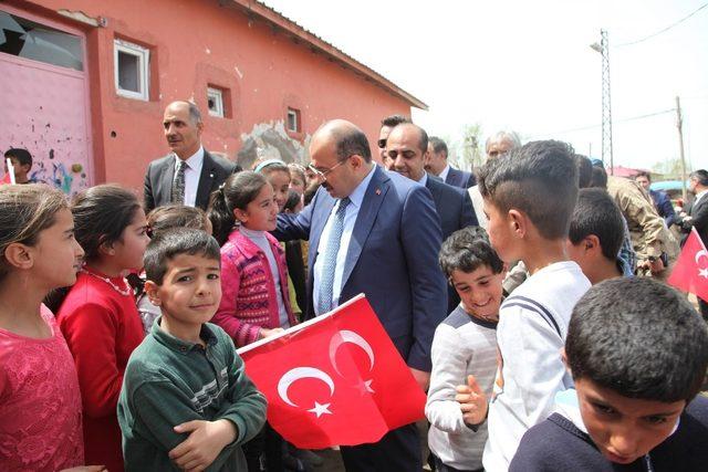 Vali Ustaoğlu: “Yol da olur, hizmet de olur ama devletsiz olunmaz