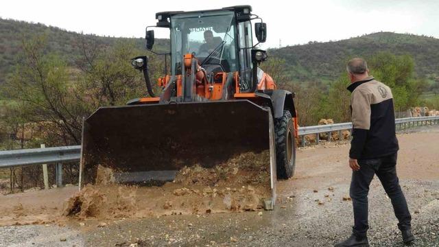 Gerc&uuml;ş&rsquo;te sağanak yağış sel getirdi 1