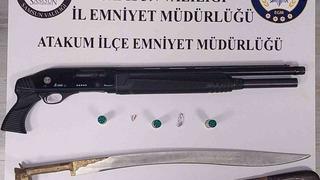 Atakum’da ruhsatsız silah ve kılıç ele geçirildi