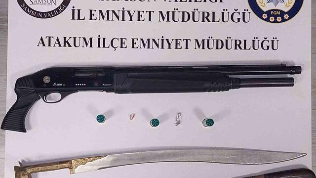 Atakum’da ruhsatsız silah ve kılıç ele geçirildi