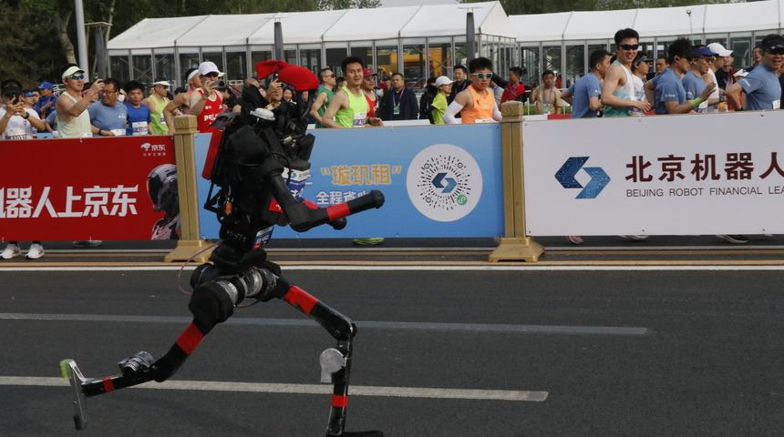 &Ccedil;in'de insansı robotlar d&uuml;nya rekoru kırdı: En iyi dereceyi yapan insandan daha hızlı