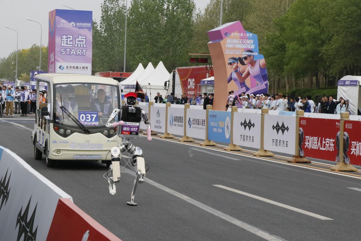 &Ccedil;in de insansı robotlar d&uuml;nya rekoru kırdı: En iyi dereceyi yapan insandan daha hızlı 4