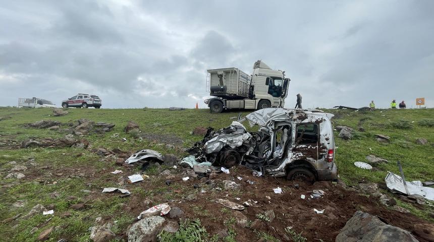 Şanlıurfa'da feci kaza! Tır ile &ccedil;arpışan ara&ccedil;taki 2 kişi hayatını kaybetti