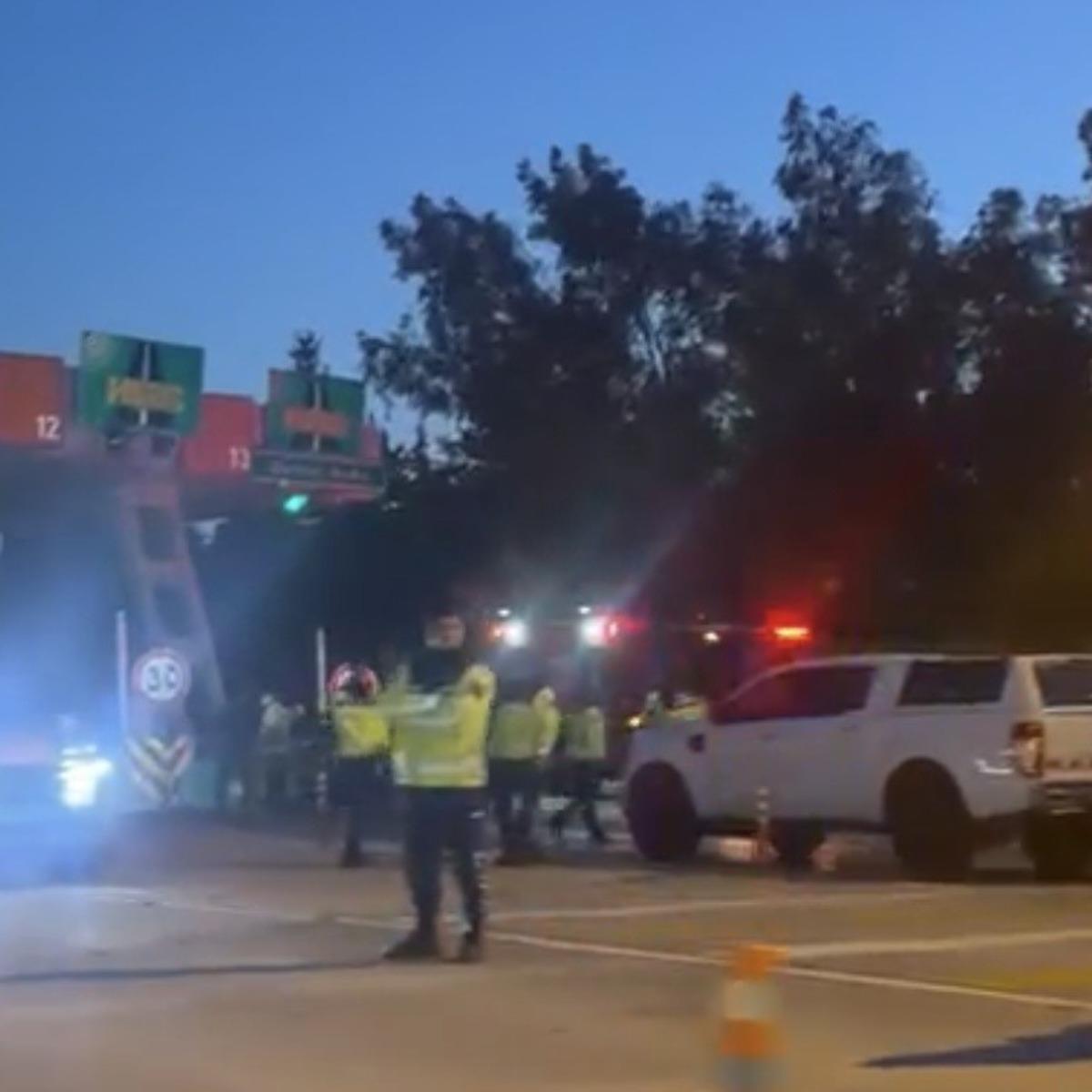 Alev alan otomobilde hayatını kaybeden 25 yaşındaki doktor son yolculuğuna uğurlandı 2