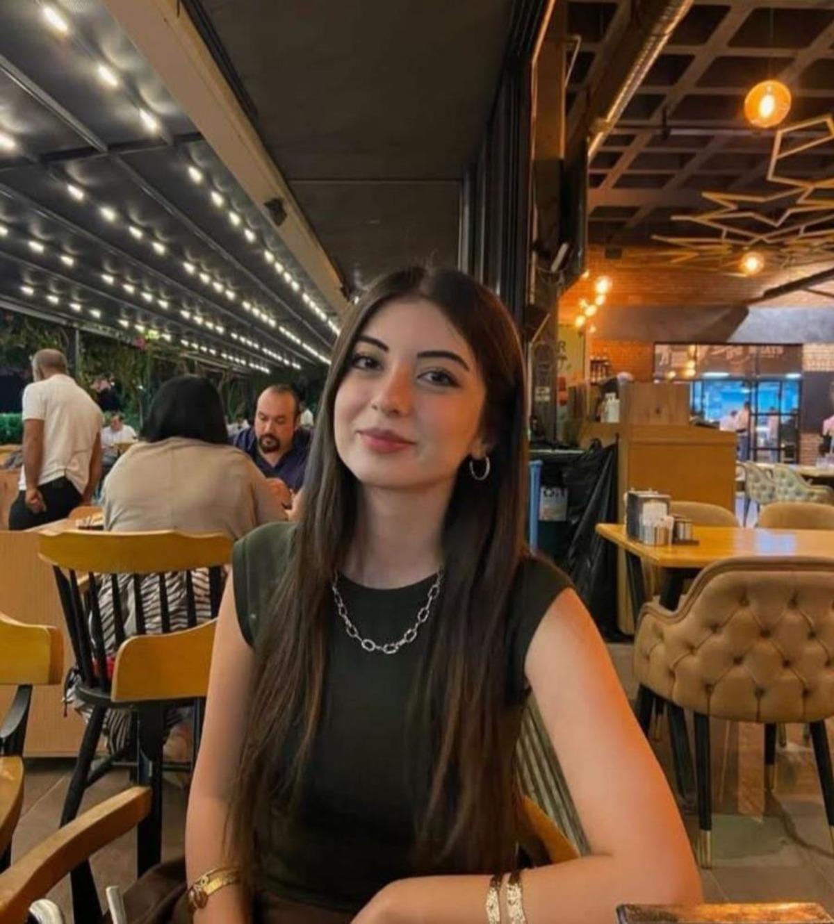 Alev alan otomobilde hayatını kaybeden 25 yaşındaki doktor son yolculuğuna uğurlandı 3