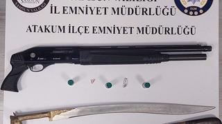 Atakum’da ruhsatsız silah ve kılıç ele geçirildi