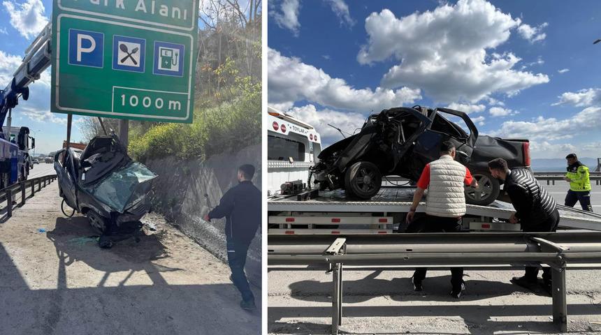 TEM&rsquo;de y&ouml;n levhasına saplanan ara&ccedil; bu hale geldi: S&uuml;r&uuml;c&uuml;s&uuml; yaralı kurtuldu