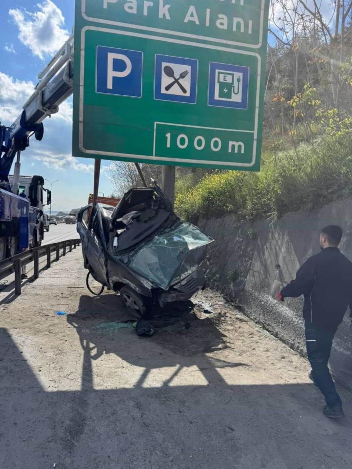 TEM&rsquo;de y&ouml;n levhasına saplanan ara&ccedil; bu hale geldi: S&uuml;r&uuml;c&uuml;s&uuml; yaralı kurtuldu 2