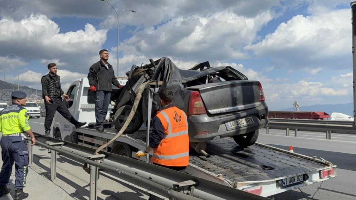 TEM&rsquo;de y&ouml;n levhasına saplanan ara&ccedil; bu hale geldi: S&uuml;r&uuml;c&uuml;s&uuml; yaralı kurtuldu 3