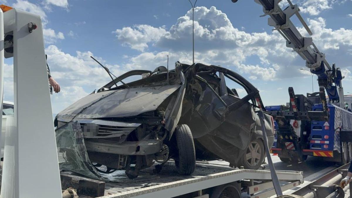 TEM&rsquo;de y&ouml;n levhasına saplanan ara&ccedil; bu hale geldi: S&uuml;r&uuml;c&uuml;s&uuml; yaralı kurtuldu 4