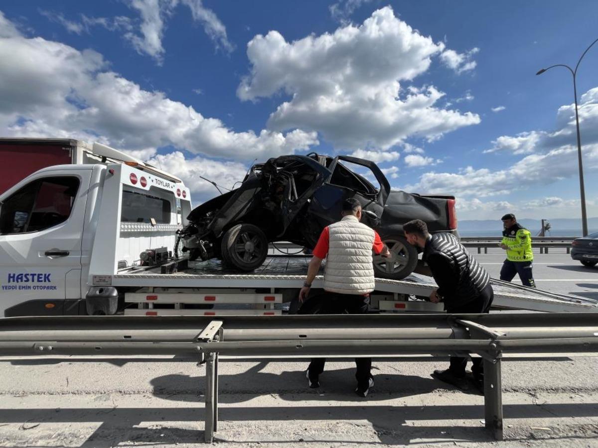 TEM&rsquo;de y&ouml;n levhasına saplanan ara&ccedil; bu hale geldi: S&uuml;r&uuml;c&uuml;s&uuml; yaralı kurtuldu 1