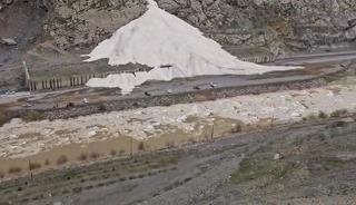 S&uuml;mb&uuml;l Dağı&rsquo;nda tehlike devam ediyor: &Ccedil;ığ yolu kapattı