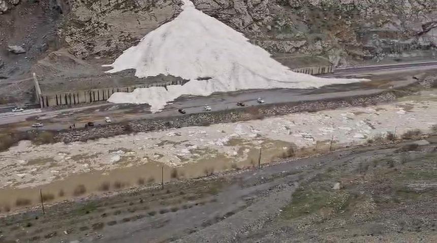 S&uuml;mb&uuml;l Dağı&rsquo;nda tehlike devam ediyor: &Ccedil;ığ yolu kapattı