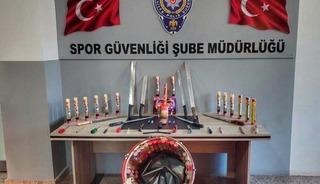 Deplasman otob&uuml;s&uuml;nden adeta cephanelik &ccedil;ıktı