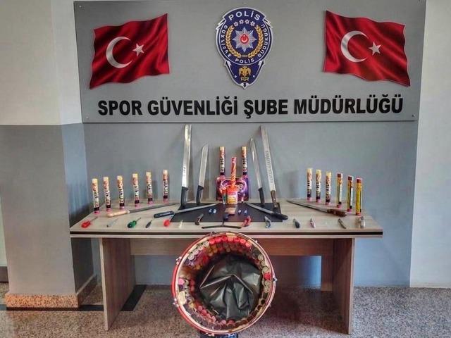 Deplasman otob&uuml;s&uuml;nden adeta cephanelik &ccedil;ıktı