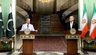 Pakistan lideri Şerif'ten Pezeşkiyan'la kritik g&ouml;r&uuml;şme