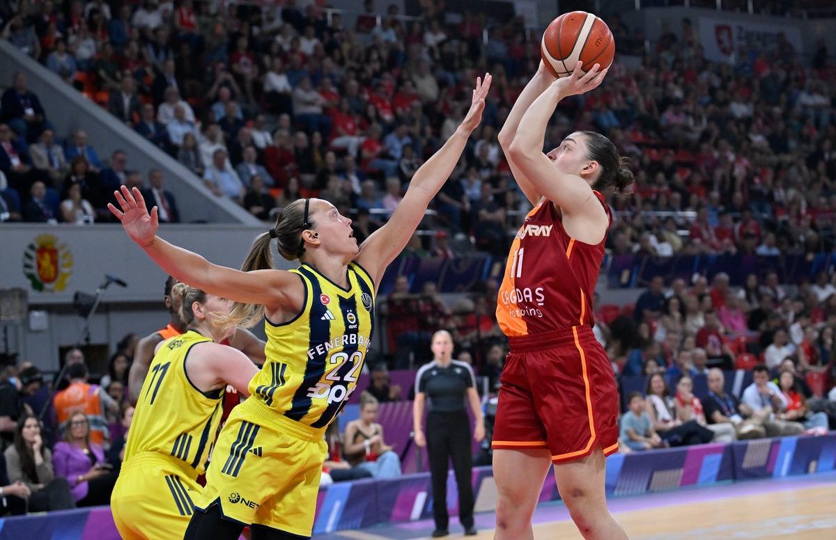 Euroleague finalinde T&uuml;rk derbisinde kazanan Fenerbah&ccedil;e Opet! 1