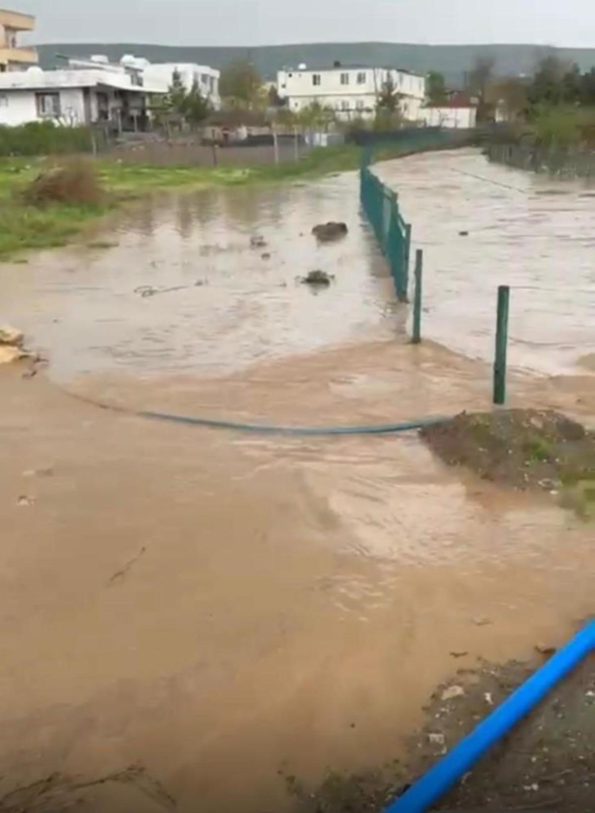 Sağanak Batman ve Mardin i vurdu! Caddeler dereye d&ouml;nd&uuml;: Vatandaşlar mahsur kaldı 1