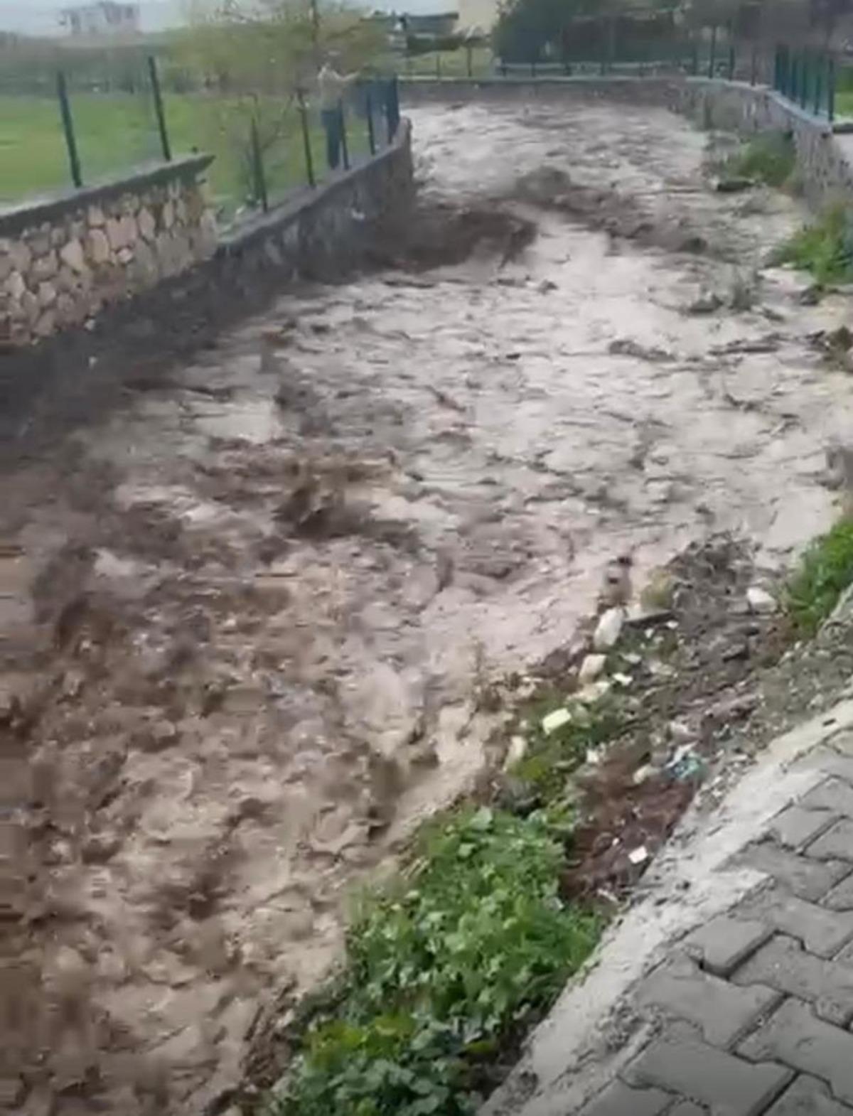 Sağanak Batman ve Mardin i vurdu! Caddeler dereye d&ouml;nd&uuml;: Vatandaşlar mahsur kaldı 3