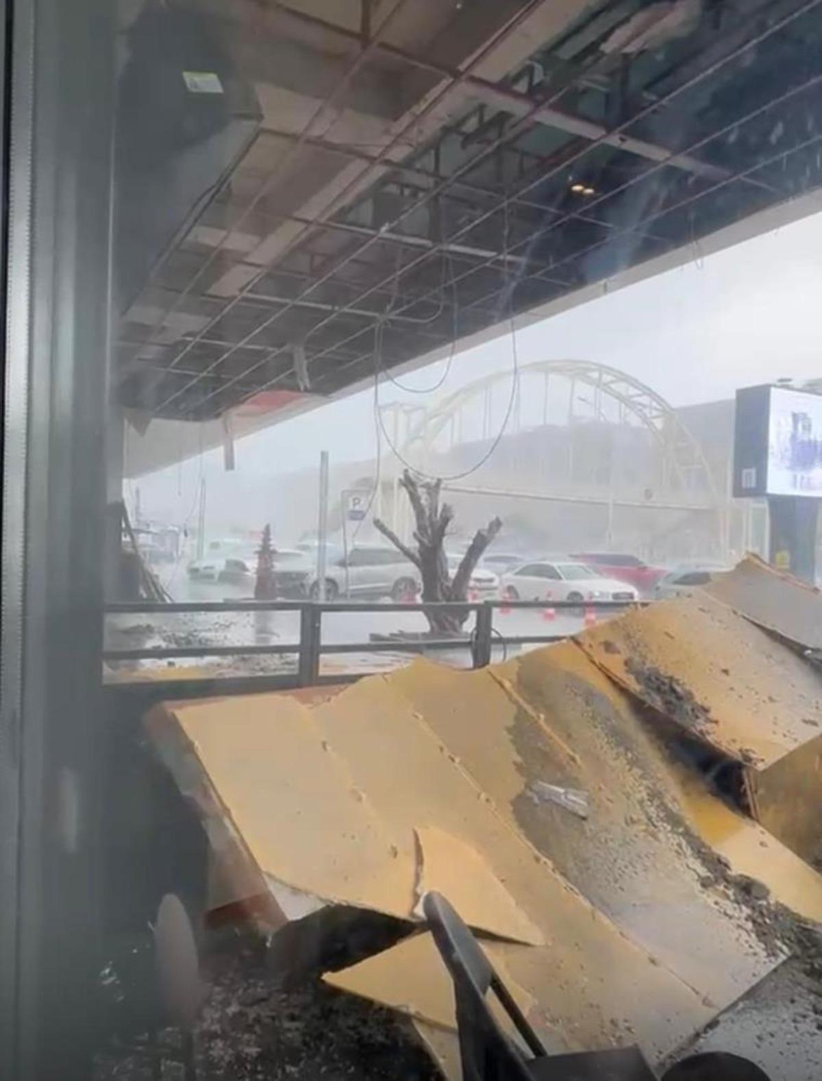 Sağanak Batman ve Mardin i vurdu! Caddeler dereye d&ouml;nd&uuml;: Vatandaşlar mahsur kaldı 4