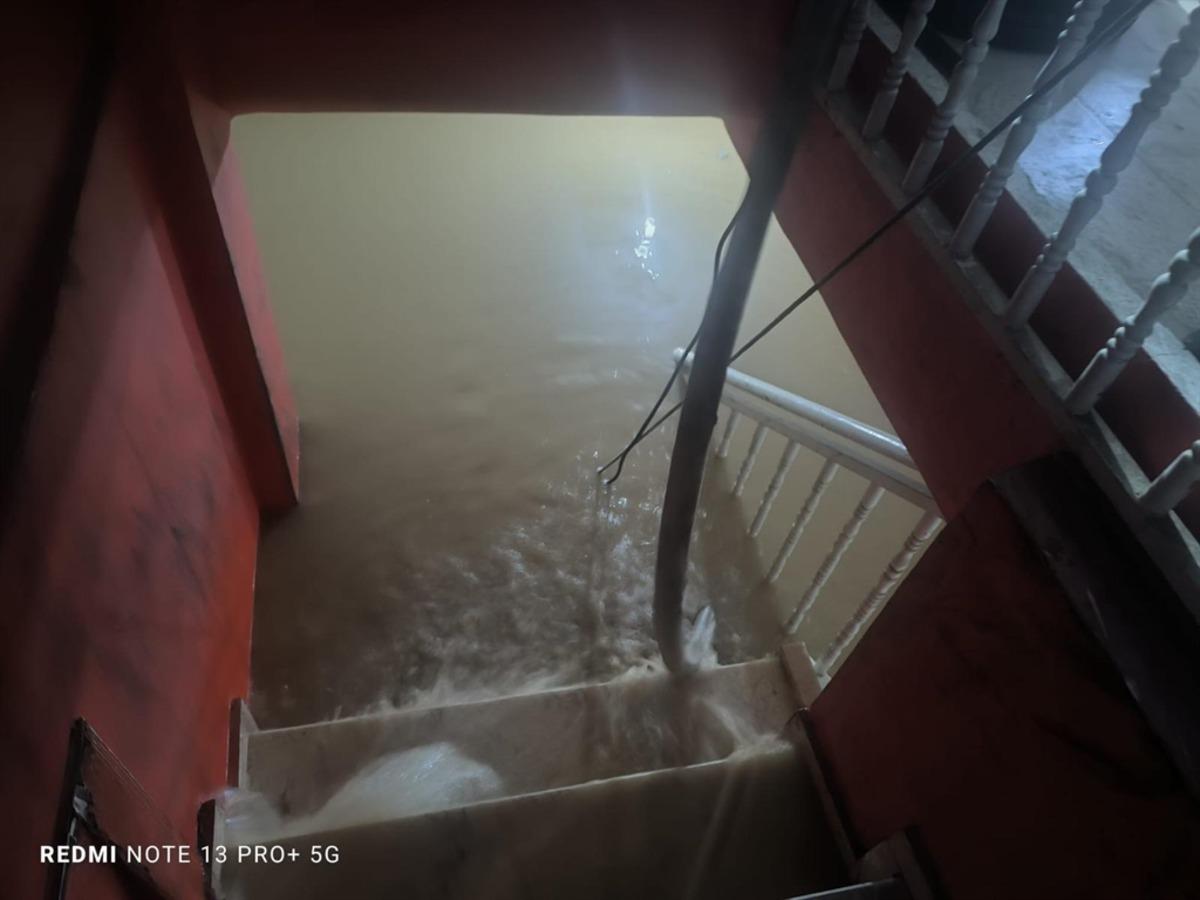 Sağanak Batman ve Mardin i vurdu! Caddeler dereye d&ouml;nd&uuml;: Vatandaşlar mahsur kaldı 6