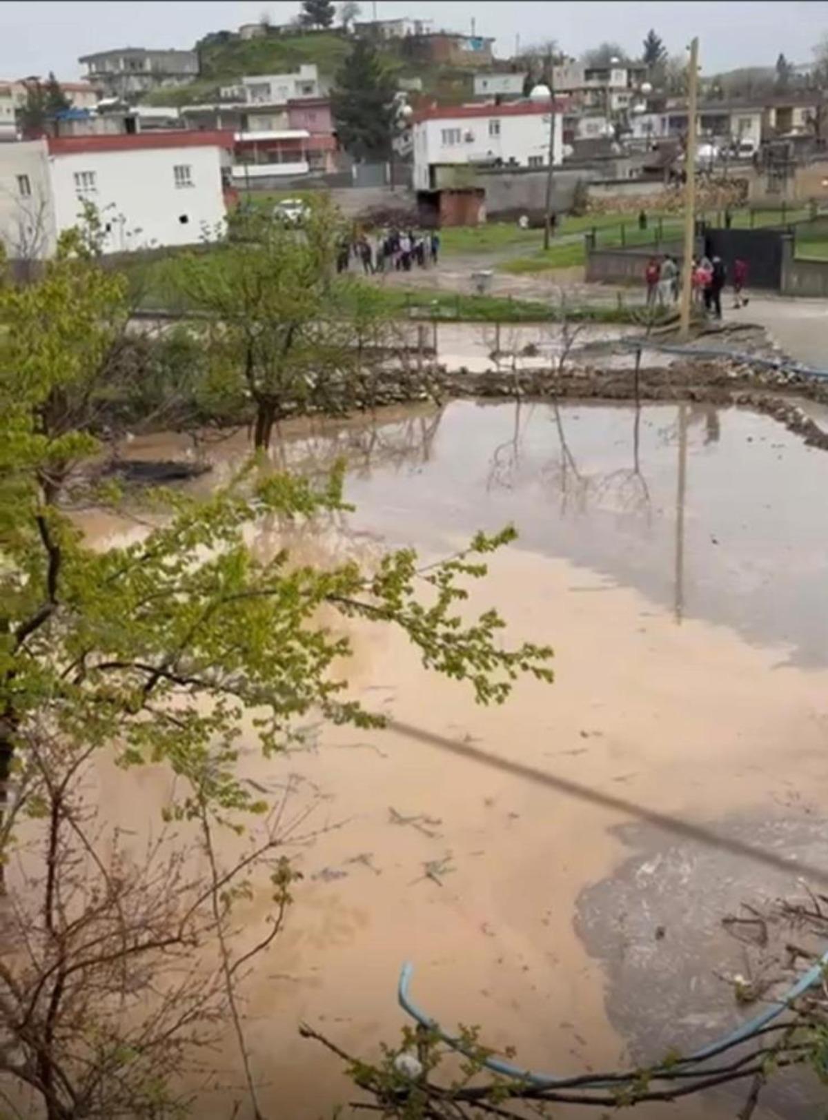 Sağanak Batman ve Mardin i vurdu! Caddeler dereye d&ouml;nd&uuml;: Vatandaşlar mahsur kaldı 7
